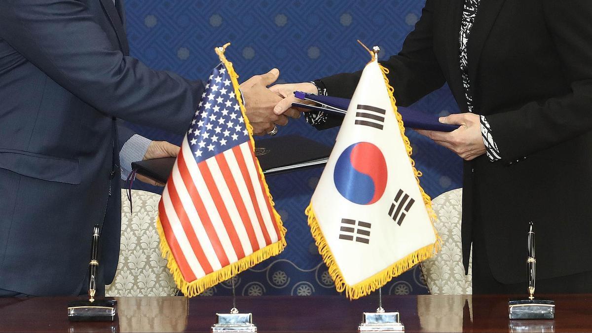 Banderas de los Estados Unidos (izq.) y Corea del Sur (der.).