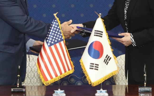 Banderas de los Estados Unidos (izq.) y Corea del Sur (der.). Banderas de los Estados Unidos (izq.) y Corea del Sur (der.).