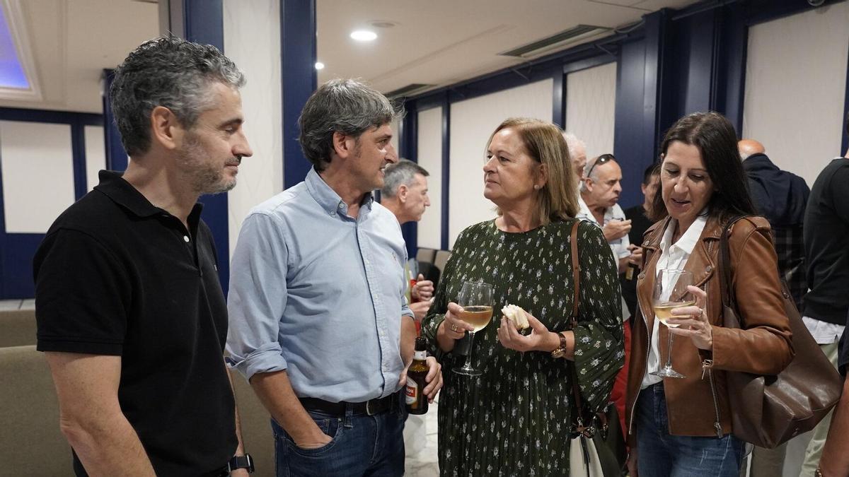 José Manuel Monje conversando con algunos asistentes al finalizar el programa.