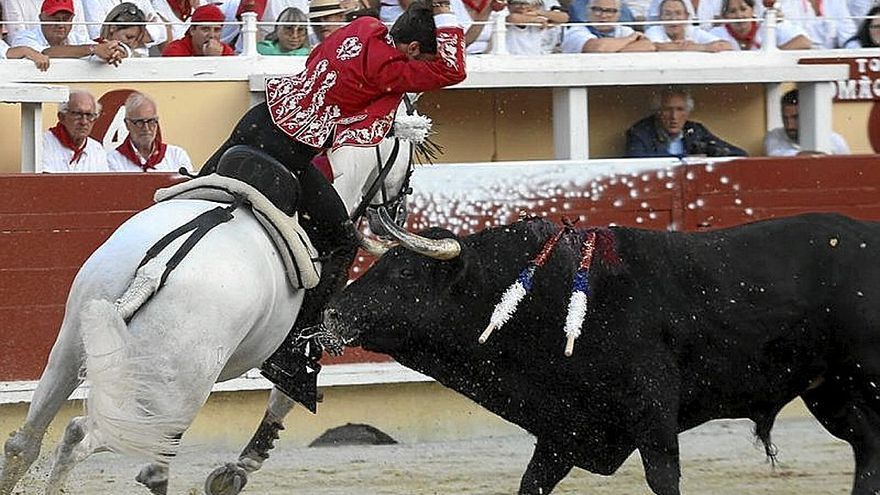 Guillermo, a lomos de ‘Corsario’, en una banderilla corta.