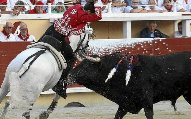 Guillermo, a lomos de ‘Corsario’, en una banderilla corta.