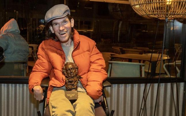 Telmo Irureta, con el Goya en Zumaia.