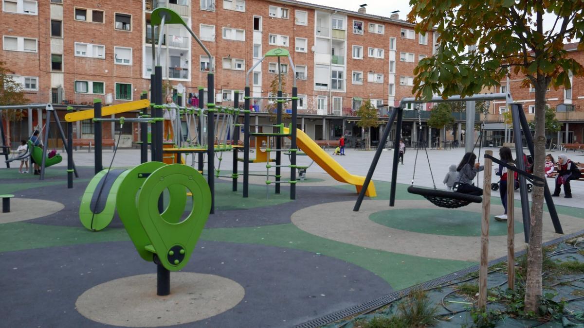 El parque infantil de Zumalakarregi se renovó en 2019 tras las obras de la plaza.