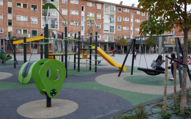 El parque infantil de Zumalakarregi se renovó en 2019 tras las obras de la plaza.