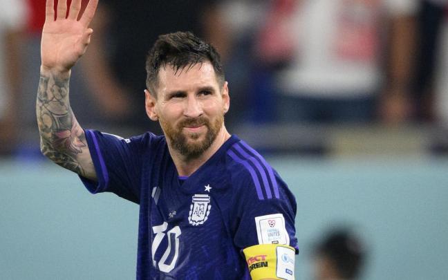 Messi saluda a su afición tras finalizar el encuentro. Messi saluda a su afición tras finalizar el encuentro.