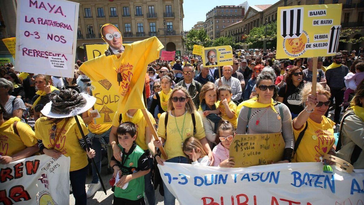 Una manifestación de la Plataforma 0-3 en la Plaza del Castillo.