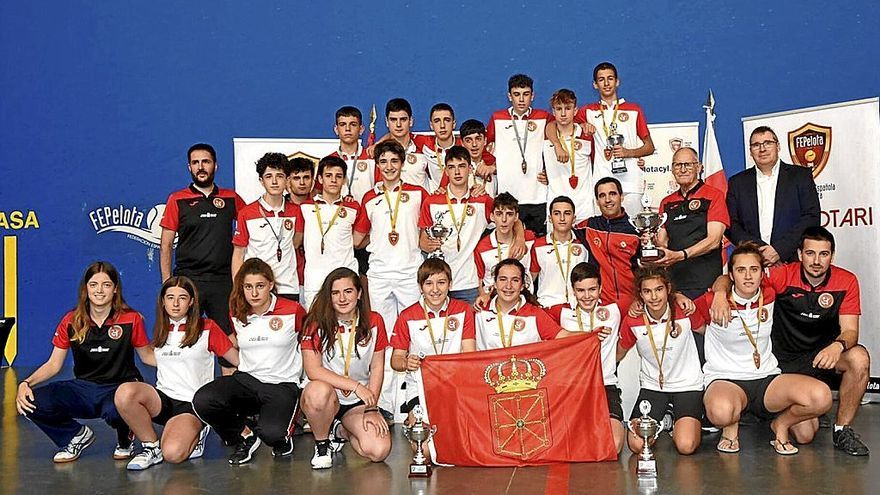 Los pelotaris y t&eacute;cnicos navarros, con los trofeos logrados en el front&oacute;n de &Iacute;scar. | FOTO: FNPV