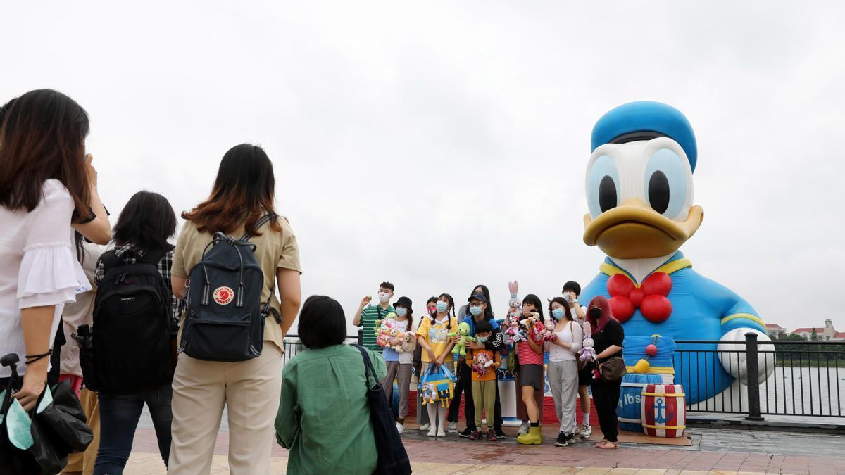 Turistas posan para una foto en el Disney Resort de Shanghái.
