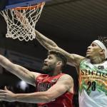 Michale Kyser intenta taponar a Garino en el duelo contra el B&agrave;squet Girona.