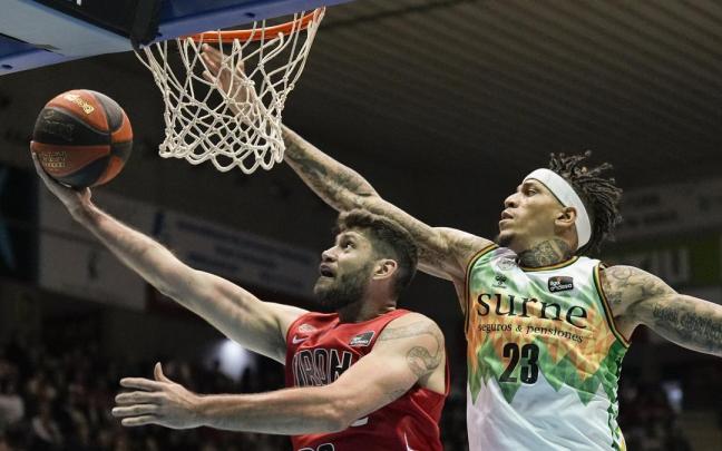 Michale Kyser intenta taponar a Garino en el duelo contra el Bàsquet Girona. Michale Kyser intenta taponar a Garino en el duelo contra el Bàsquet Girona.