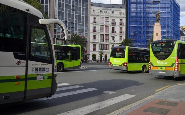 Varias unidades de Bizkaibus circulan por la Plaza Circular de Bilbao Varias unidades de Bizkaibus circulan por la Plaza Circular de Bilbao