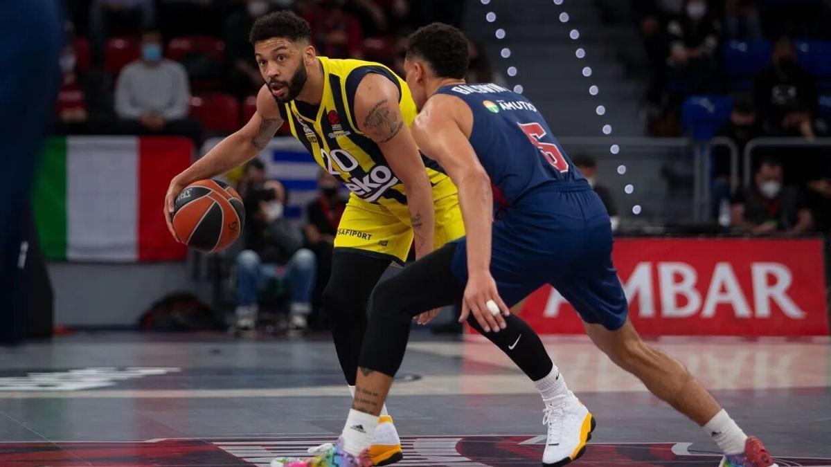 Henry bota el balón ante Baldwin durante un partido de la pasada temporada