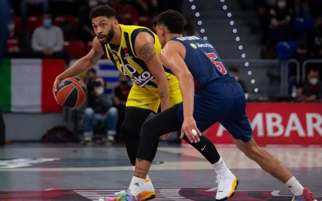 Henry bota el bal&oacute;n ante Baldwin durante un partido de la pasada temporada