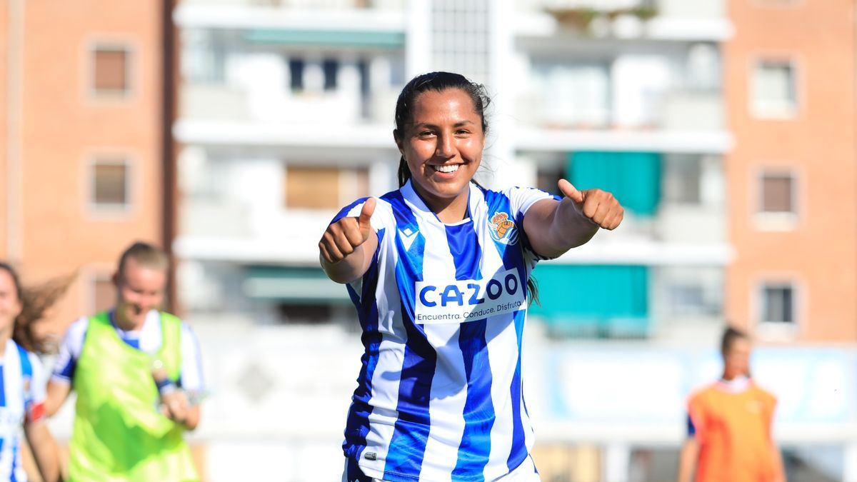 Manuela Vanegas celebrando su gol en la primera parte