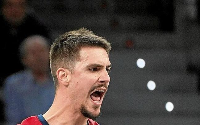 Marinkovic, con una versión muy diferente a la de la pasada campaña, celebra uno de los cuatro triples que anotó. | FOTO: J. MUÑOZ