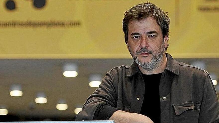 Xabier Erkizia, ayer en Baluarte junto a una &lsquo;colmena&rsquo;. | FOTO: DIARIO DE NOTICIAS