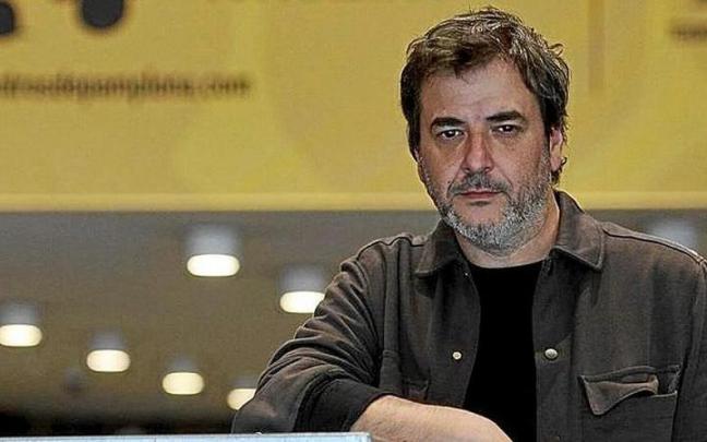 Xabier Erkizia, ayer en Baluarte junto a una &lsquo;colmena&rsquo;. | FOTO: DIARIO DE NOTICIAS