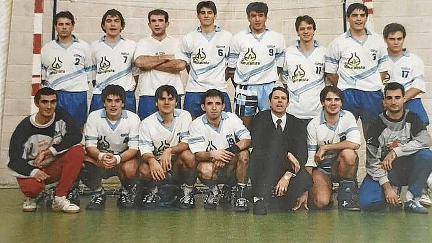 Con Luis Liberal como entrenador -agachado, con corbata-, la entidad burladesa se alzó con numerosos campeonatos de Liga y de Copa. La instantánea de arriba es del año 1997.