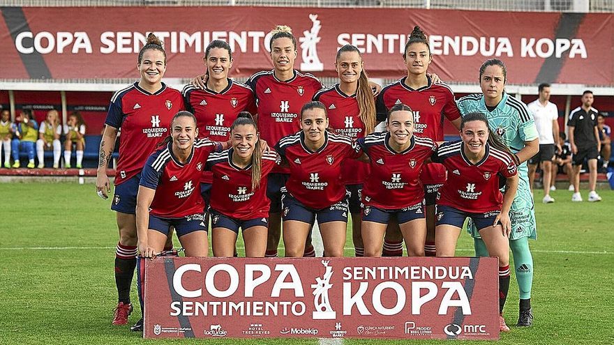 Las jugadoras de Osasuna, antes del partido de semifinales de la Copa Sentimiento frente al Real Madrid en Tajonar el 5 de agosto.