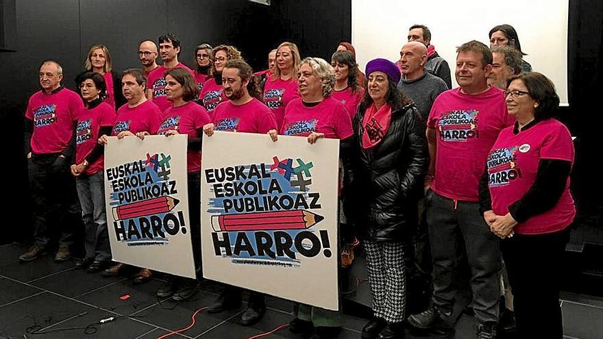 Representantes de la Plataforma Euskal Eskola Publikoaz Harro. | FOTO: N.G.