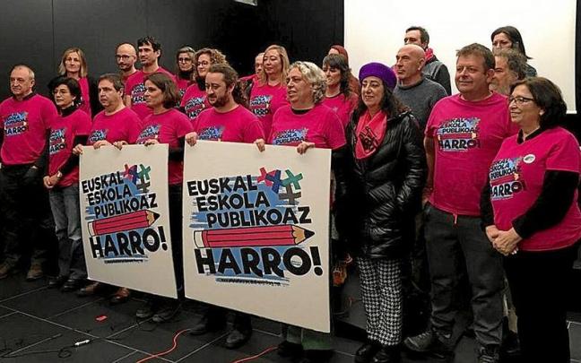 Representantes de la Plataforma Euskal Eskola Publikoaz Harro. | FOTO: N.G.
