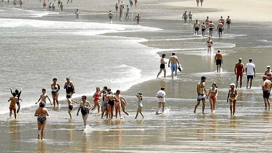 Varias personas en el arenal debarra, el día 15 de junio. | FOTO: JAVI COLMENERO