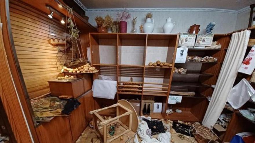 Así ha quedado la panadería de Laguardia tras la 'visita' de una vaquilla