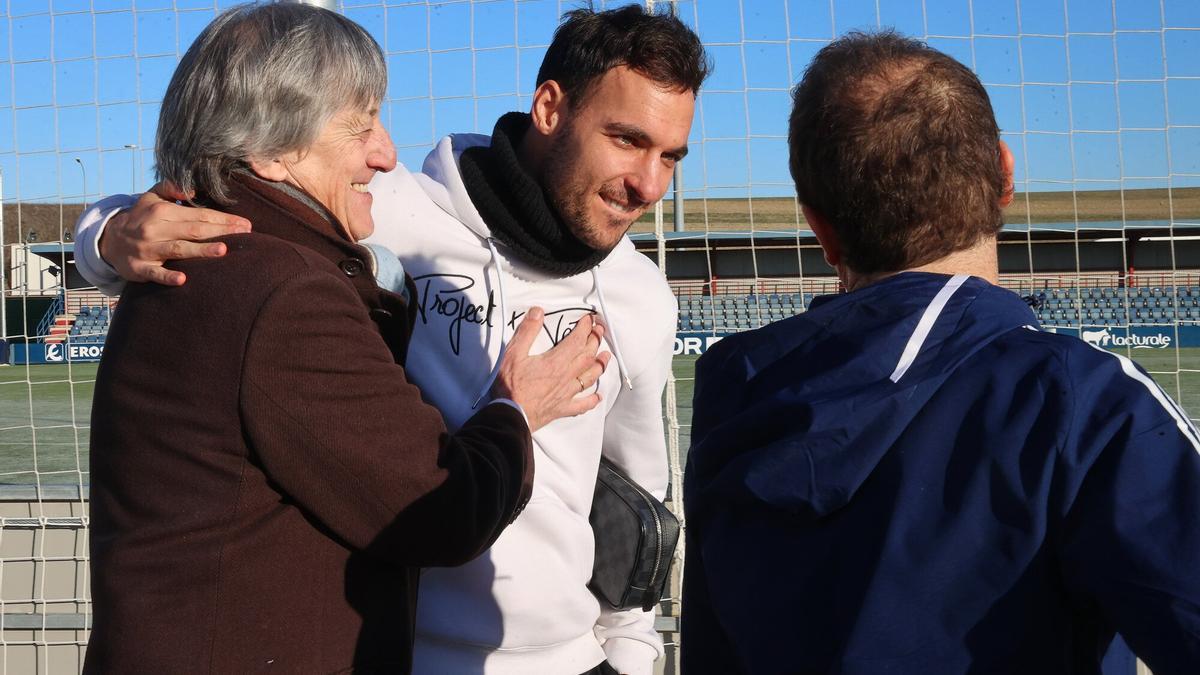 Cariñoso saludo entre Martín y Unai García en presencia de Arrasate.
