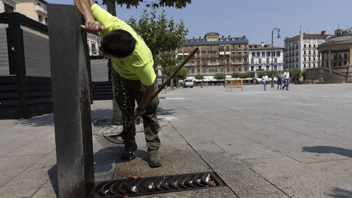 Un trabajador bebe agua para aliviar el calor, en Pamplona.