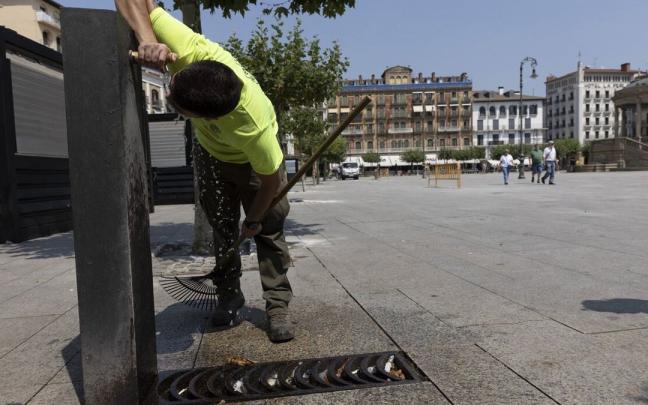 Un trabajador bebe agua para aliviar el calor, en Pamplona.