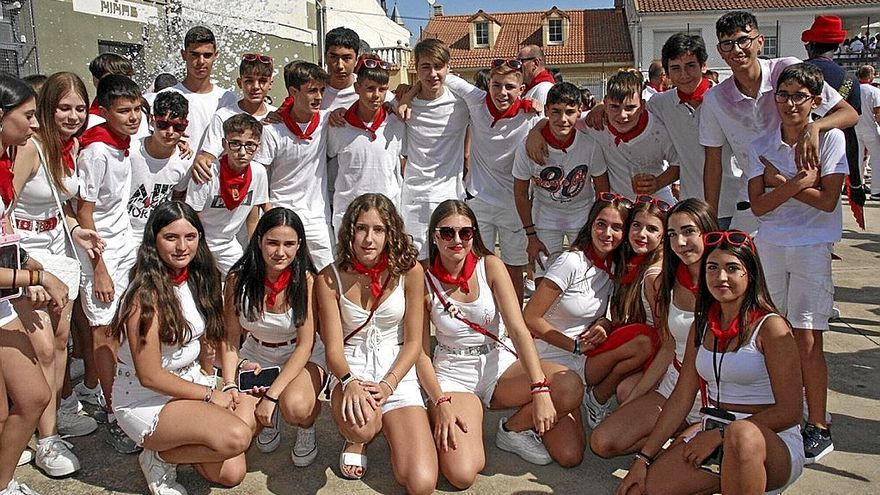 Numerosa cuadrilla de jóvenes de Milagro tras el lanzamiento del cohete.