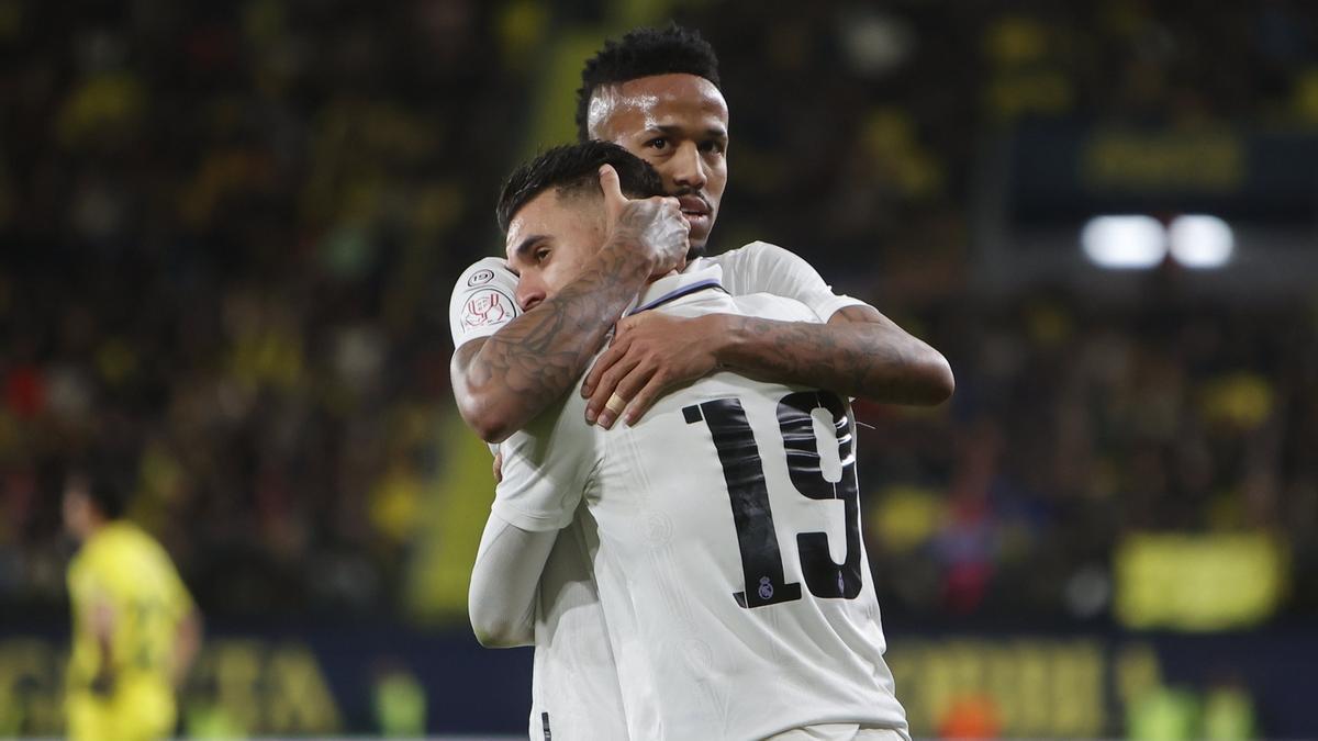 Militao felicita a Ceballos tras lograr el tercer gol ante el Villarreal.