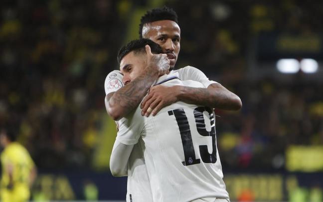 Militao felicita a Ceballos tras lograr el tercer gol ante el Villarreal.