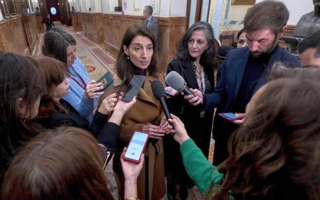 La ministra de Justicia, Pilar Llop, atiende a los medios en el Congreso.