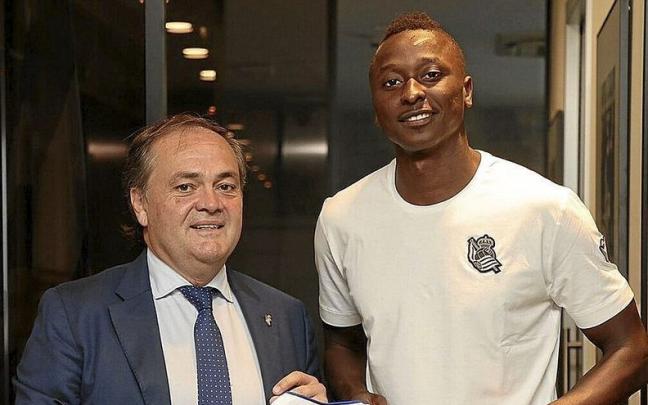 Jokin Aperribay posa junto a Umar Sadiq, nuevo jugador de la Real Sociedad. | FOTO: N. G. Jokin Aperribay posa junto a Umar Sadiq, nuevo jugador de la Real Sociedad. | FOTO: N. G.