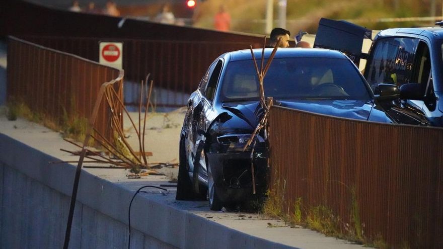 El vehículo se ha detenido tras chocar contra la valla.
