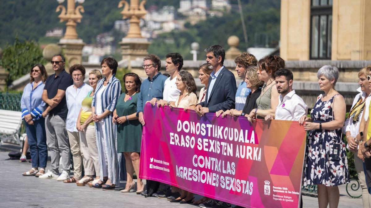 Concentraci&oacute;n contra las agresiones sexuales en el Ayuntamiento de Donostia