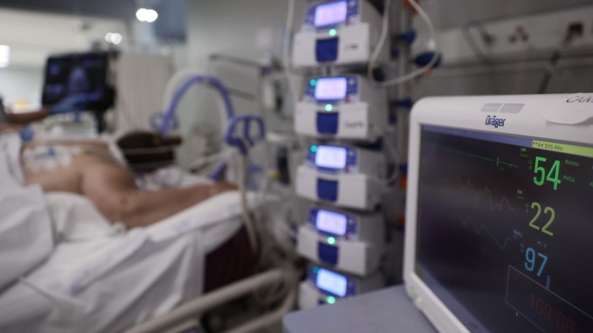 Un monitor muestra las constantes vitales de una paciente ingresada en la UCI.