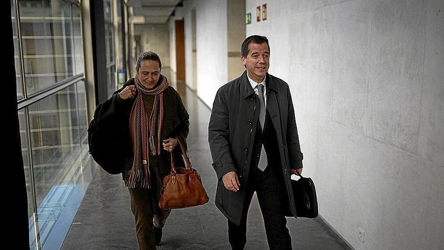 Mikel Irujo y su jefa de gabinete, Amaia Arrizabalaga, a la llegada al Parlamento.