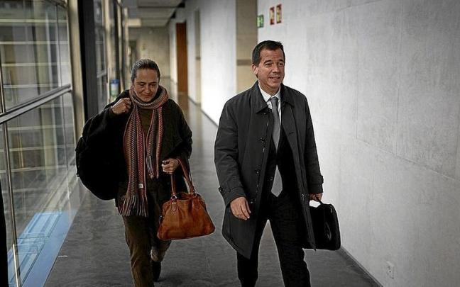 Mikel Irujo y su jefa de gabinete, Amaia Arrizabalaga, a la llegada al Parlamento.