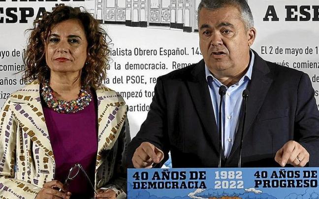 La ministra Montero, junto con el navarro Santos Cerdán, en un acto del partido que tuvo lugar ayer.