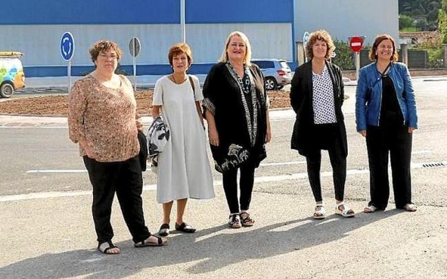 Visita institucional ayer para conocer la nueva rotonda. | FOTO: N.G.