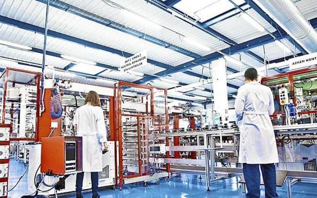 Profesionales trabajan en las instalaciones de Copreci de Aretxabaleta. Profesionales trabajan en las instalaciones de Copreci de Aretxabaleta.