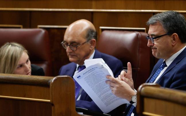 El portavoz del PNV en el Congreso Aitor Esteban con dos de sus compañeros, Mikel Legarda e Idoia Sagastizabal