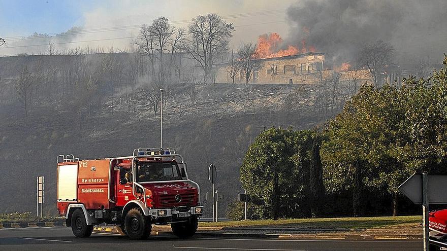 Un camión de Bomberos y, detrás, el incendio del monte Ezkaba registrado en septiembre.