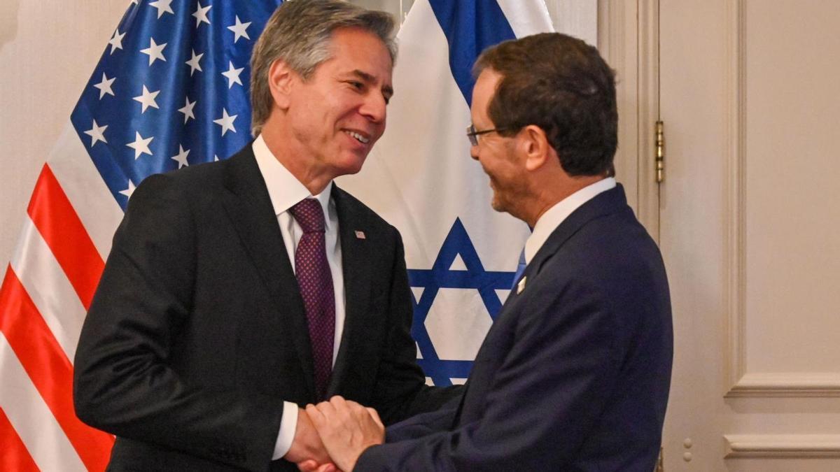 El secretario de Estado de EEUU, Antony Blinken (izq.), y el presidente de Israel, Isaac Herzog (der.).