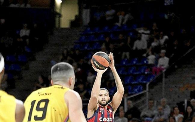 Thompson lanza a canasta mientras Kotsar trata de levantarse del suelo. | FOTO: PILAR BARCO