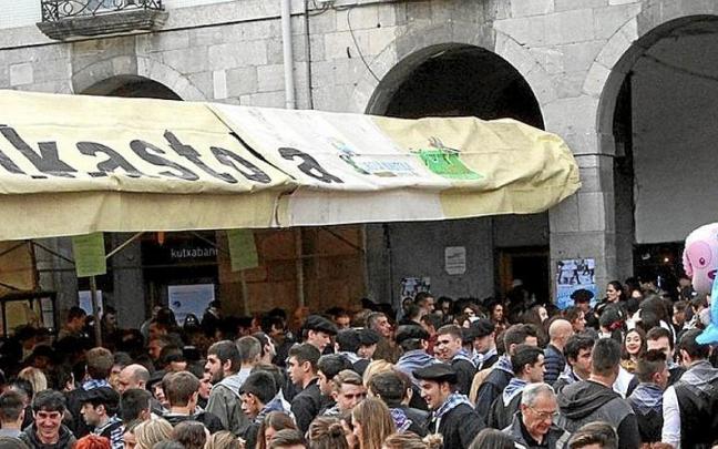 Azpeitiko plaza jendez gainezka 2019ko Santo Tomas egunean. Azpeitiko plaza jendez gainezka 2019ko Santo Tomas egunean.