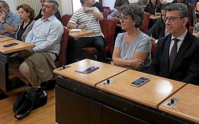 Los ediles Iñaki Gurtubai, (d) y Ana Oregi (i), en primer plano, junto al resto del equipo, ayer.