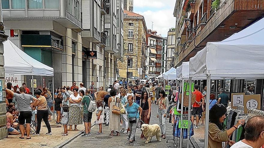 Herritarrak eta kanpotarrak Braderie egunean Zumaiako Erribera kalean zehar.